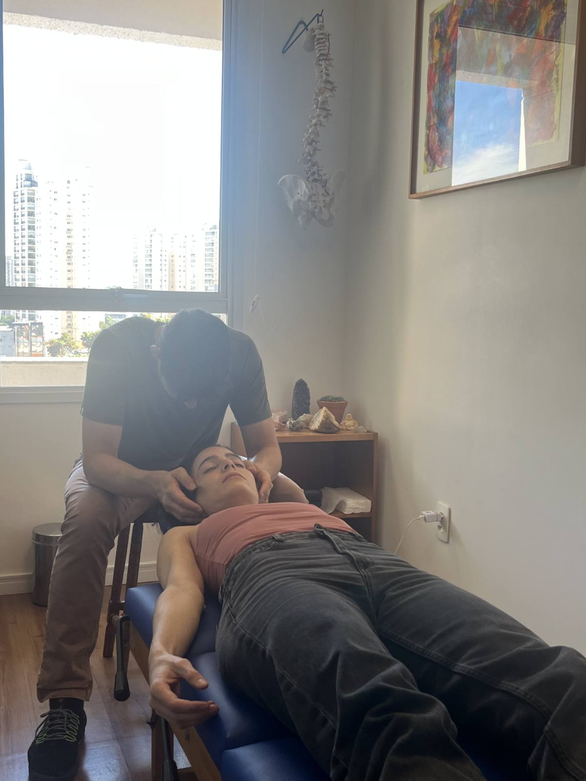 Rafael Rodarte realizando ajuste cervical com luz natural